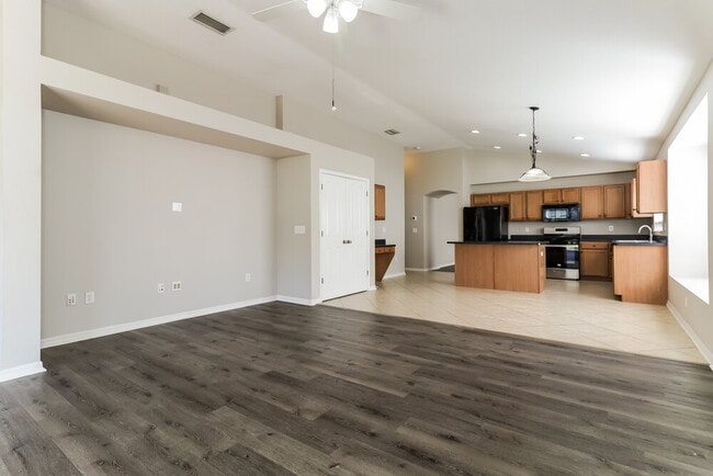 Building Photo - 9912 Riverchase Dr