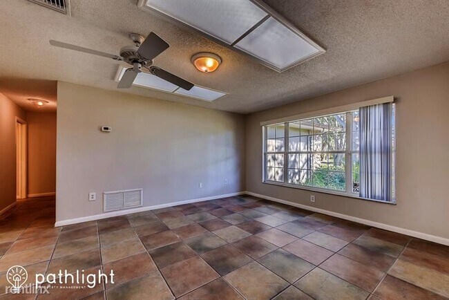 Foto del edificio - 4 br, 2 bath House - 1106 Ermine Avenue UNIT