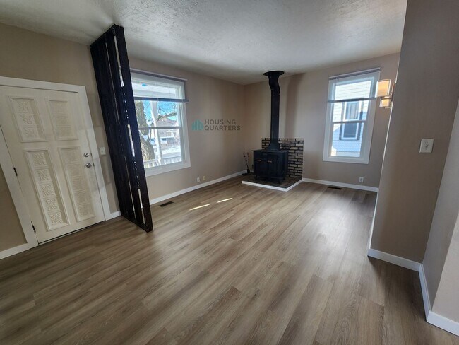Foto del edificio - This 3-bed, 1-bath home features original woodwork, a covered front porch, a fenced yard, and an ...