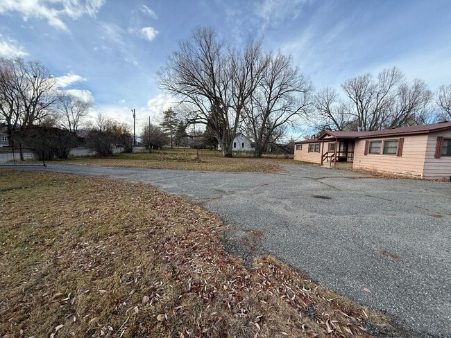 Building Photo - 4 Bed 2 Bath Home with 2 Car Garage, Large Private Fenced Yard. Lander, WY