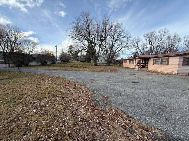 Foto del edificio - 4 Bed 2 Bath Home with 2 Car Garage, Large Private Fenced Yard. Lander, WY