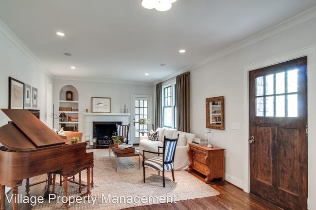 Building Photo - 300 Lauderdale Rd