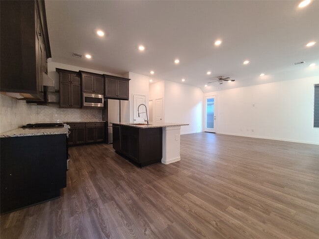 Foto del edificio - 2122 Rosewood Pnes Ln