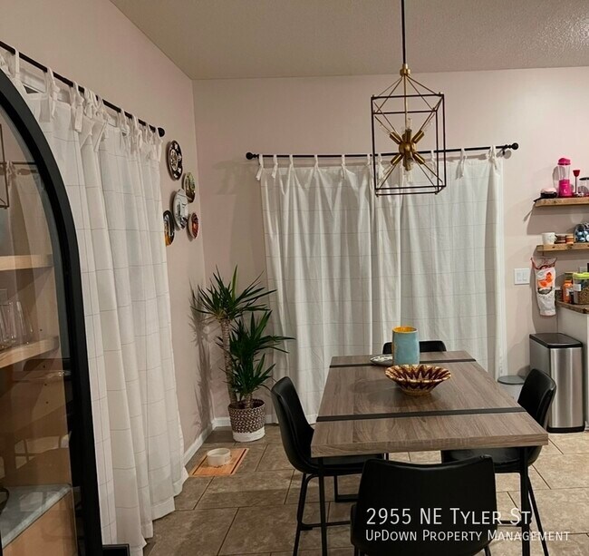 Foto del edificio - 2955 NE Tyler St