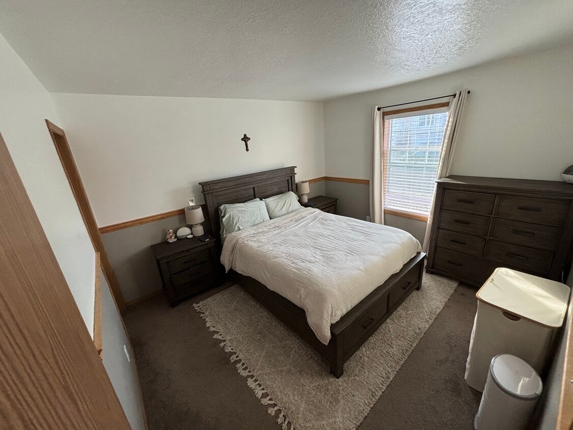 Master bedroom - 1330 N Creekside Ln