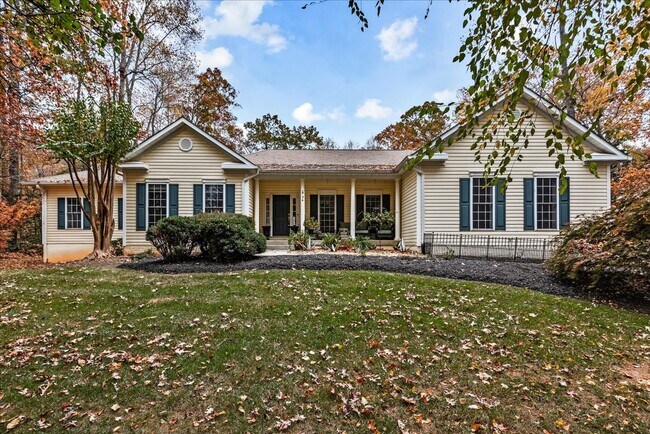 Foto del edificio - **Charming 3-Bedroom Rambler on 3 Acres in Scenic Stafford** NO HOA