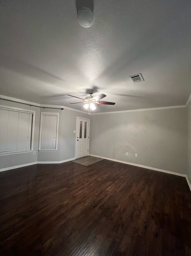 Building Photo - 20 Eve Ln