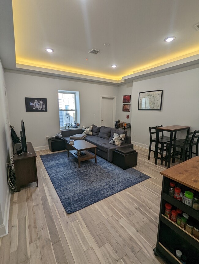 Building Photo - 717 Walnut St