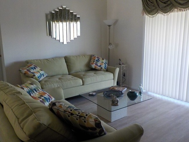 Foto del edificio - 2032 Oakridge Cir