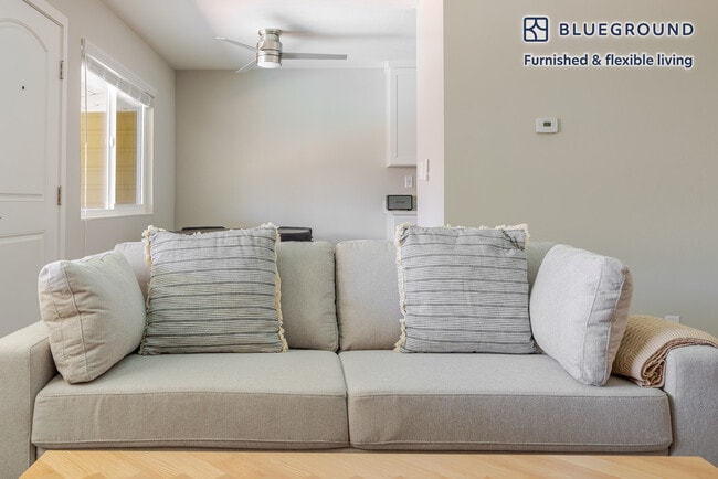 Building Photo - 910 Rockefeller Dr