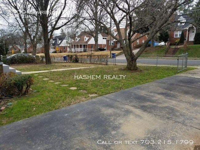 Building Photo - 2909 Lawrence Dr