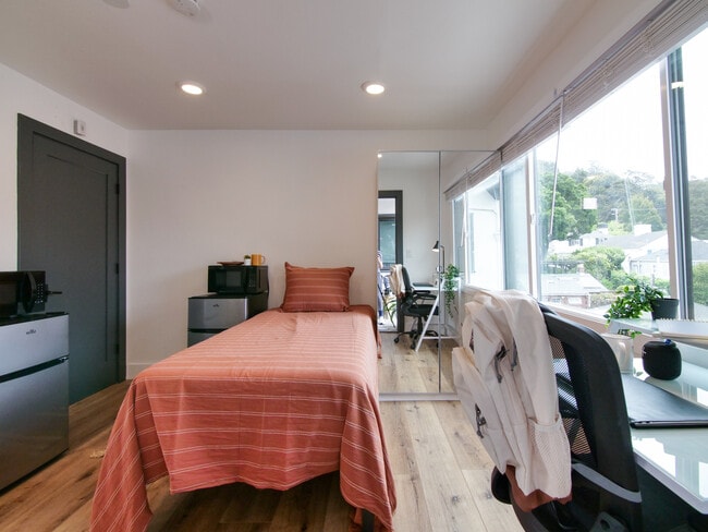 Bright & Airy Room - 2425 Prospect St