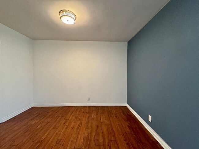 Foto del edificio - Updated Lower apartment with Hardwood Floo...