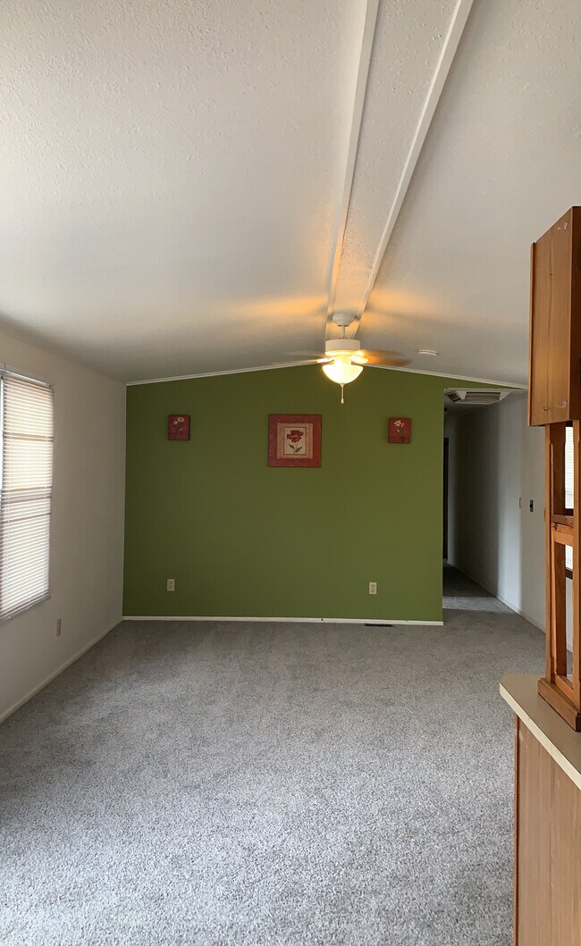 Foto del edificio - 2405 Riverview Ln