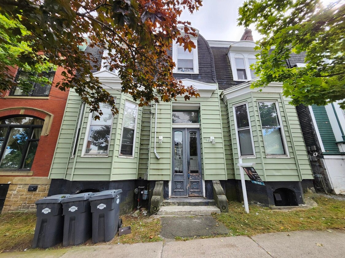 Primary Photo - 196 King St E