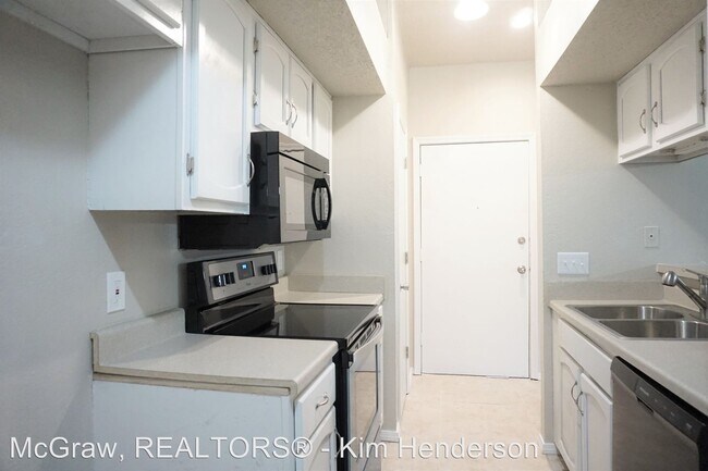 Foto del edificio - 8200-8202 N 116th E Ave