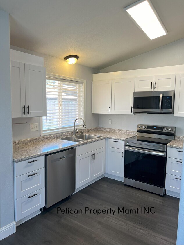Primary Photo - 620 Pelican St