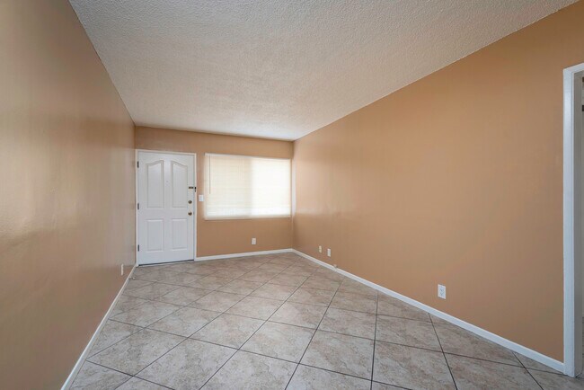 Foto del edificio - 1233 N Hobart Blvd