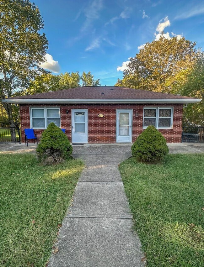 Building Photo - 521 Hawkins Rd