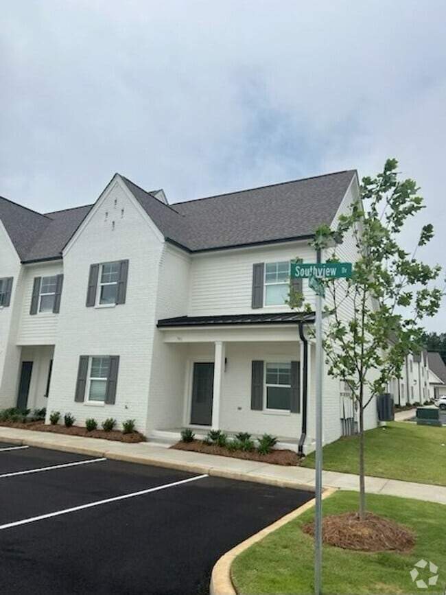 Building Photo - 701 Southview Dr
