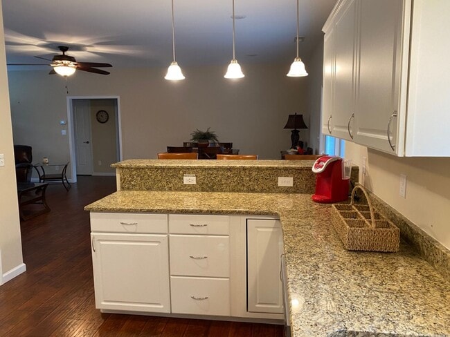 Building Photo - One Level Lake Gaston Home - Hubquarter Cr...