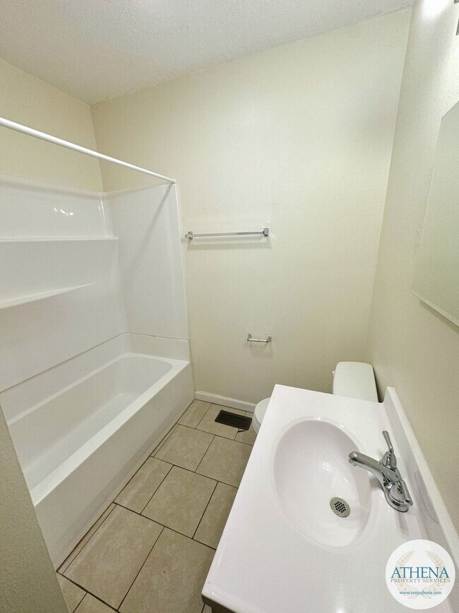 Foto del edificio - 2 Bedroom / 1 Bath House located on Bertling Street - FENCED-IN BACKYARD