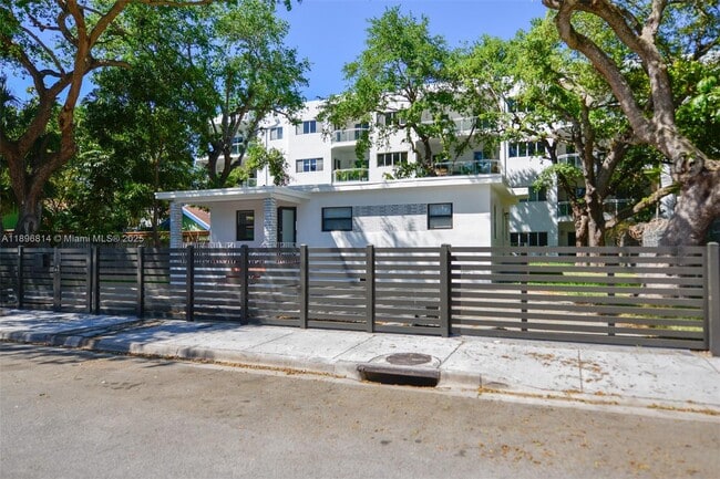 Foto del edificio - 655 NE 62nd St