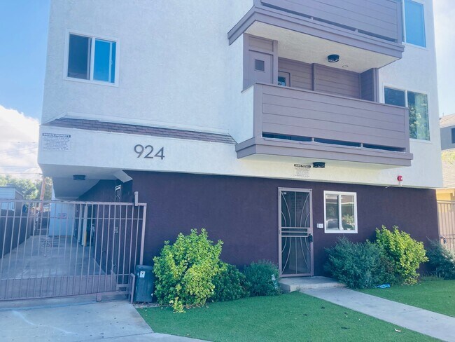 Building Photo - 924 Gaviota Ave