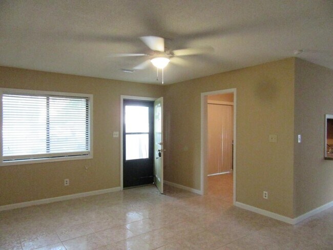 Foto del edificio - 1450 Turkey Ridge Rd