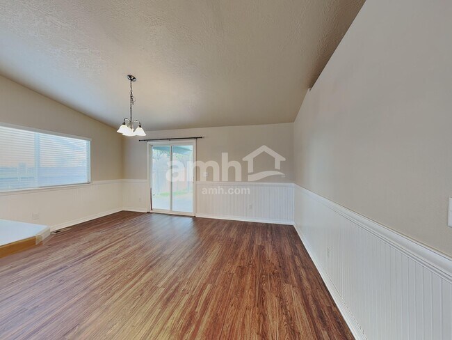 Foto del edificio - 544 N Locust Ave