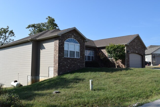 Building Photo - Gorgeous Home Located in Osage Hills Subdivision