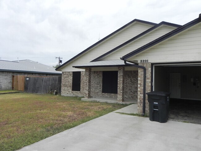 Building Photo - Lovely 3 bed 2 bath home!