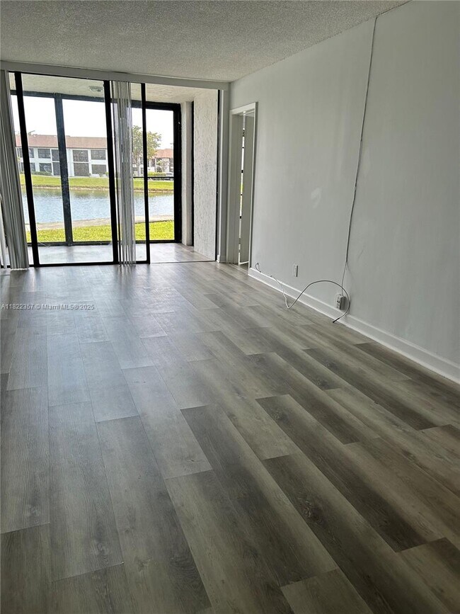 Foto del edificio - 203 Lake Pointe Dr