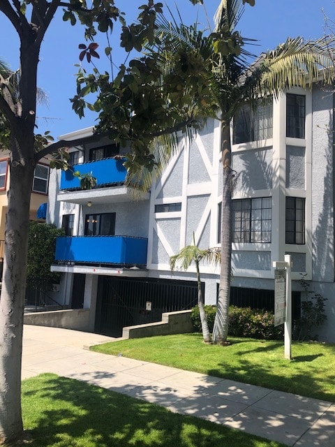 Front of Building - 565 E Magnolia Blvd