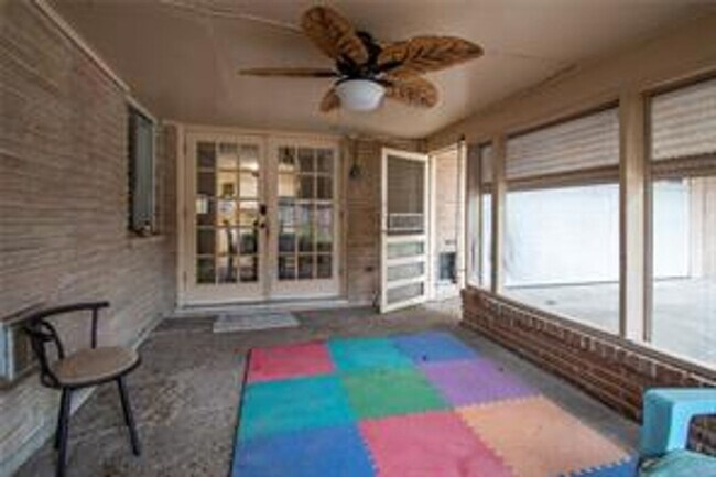 Building Photo - 4.2 Centrally located-2 living spaces-over...
