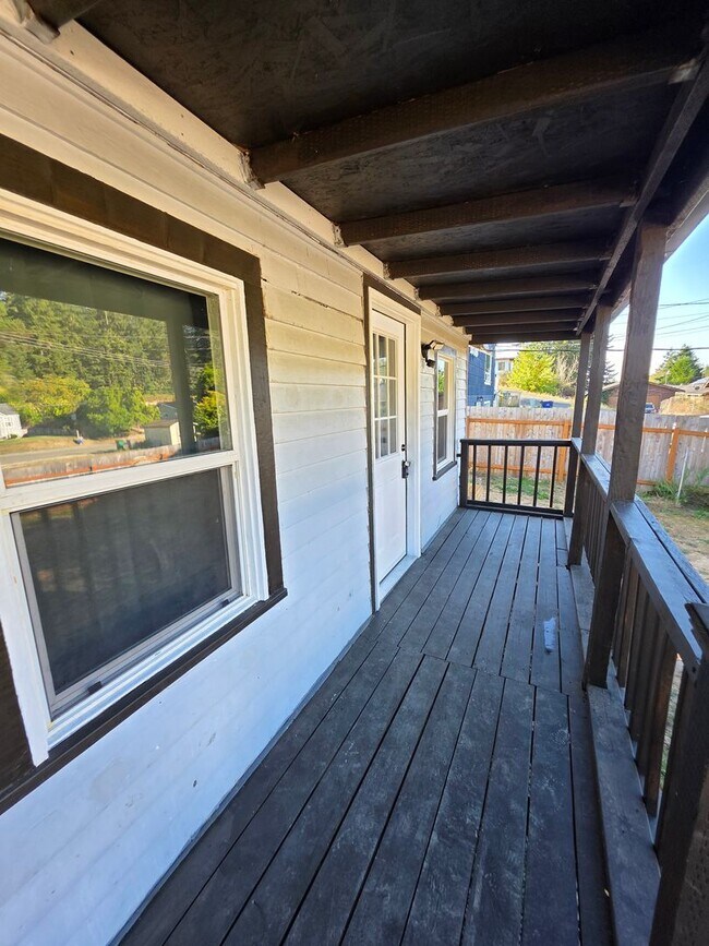 Building Photo - 1 Bedroom Close to Shipyard, Bus Stops, Di...