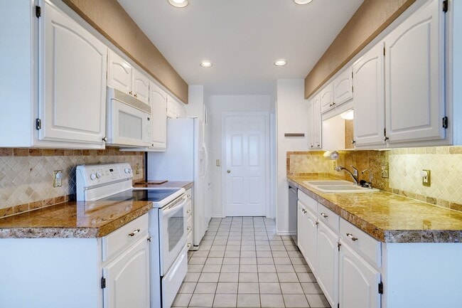 Building Photo - Beautiful Benbrook Home on Quarter Acre