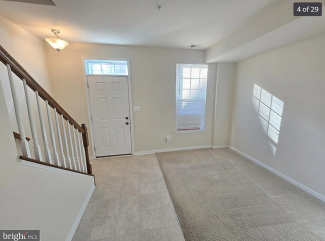 Building Photo - 3 Bedroom Beauty