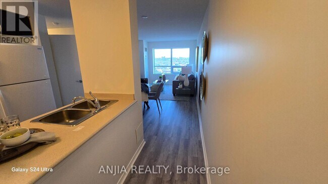 Building Photo - 61 Heintzman St