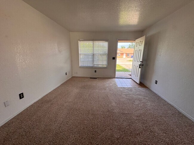 Foto del edificio - 2 bed one bath spacious duplex in Mustang!