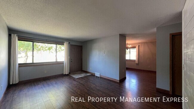 Foto del edificio - Spacious 5-Bedroom Home with Modern Updates in Sioux Falls