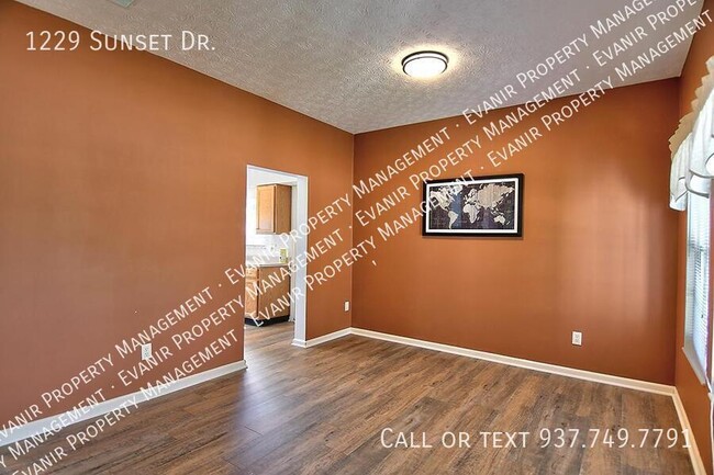 Building Photo - 1229 Sunset Dr
