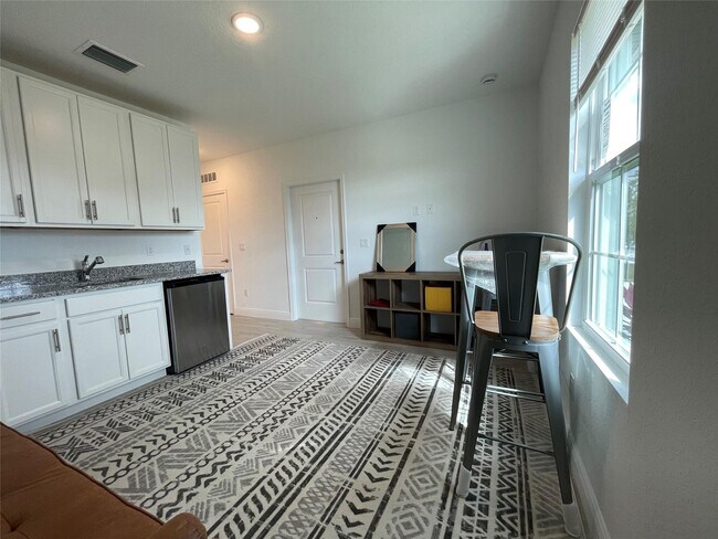 Building Photo - 4614 SW Athena Dr