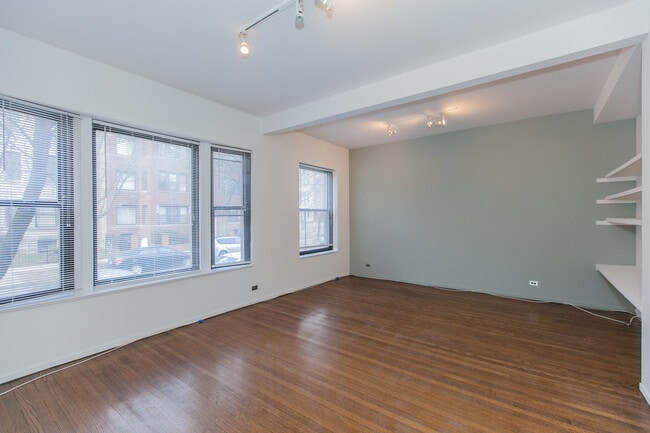 Building Photo - 727 W Cornelia Ave