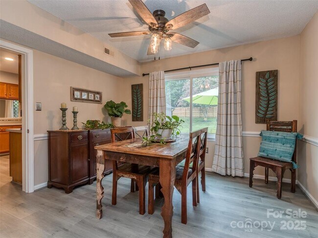 Foto del edificio - 8715 Parkchester Dr