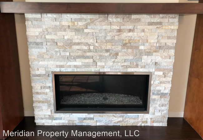 Building Photo - 5 br, 3 bath Apartment - 2832 Sheyenne St ...