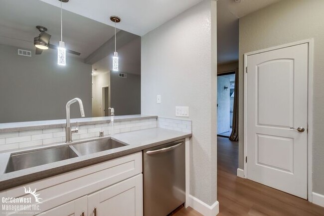 Building Photo - Updated 2Bdm 2Ba Condo in the Creekwood Co...