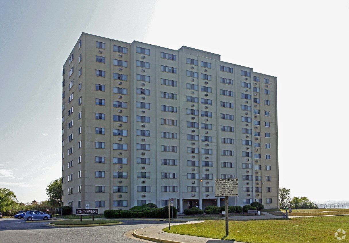 Primary Photo - Ivy Towers