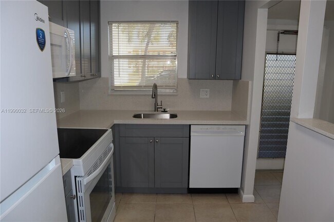 Foto del edificio - 8500 Sunrise Lakes Blvd