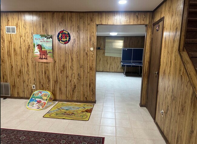 Building Photo - 709 Maple Hill Dr